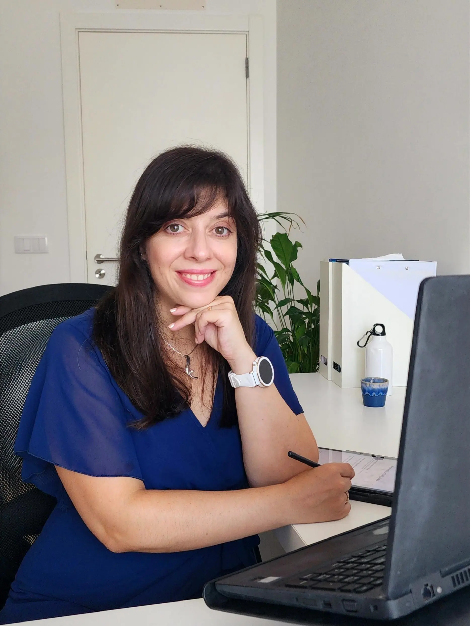 Oriana Sousa, Psicóloga, a acolher no consultório para marcação de consulta